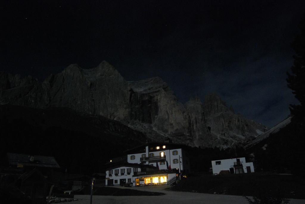Rifugio Gardeccia Huette Pozza di Fassa Ngoại thất bức ảnh